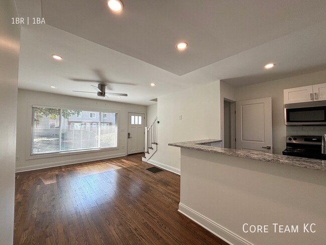 Primary Photo - Renovated 1 Bed + Den Townhome in South Plaza