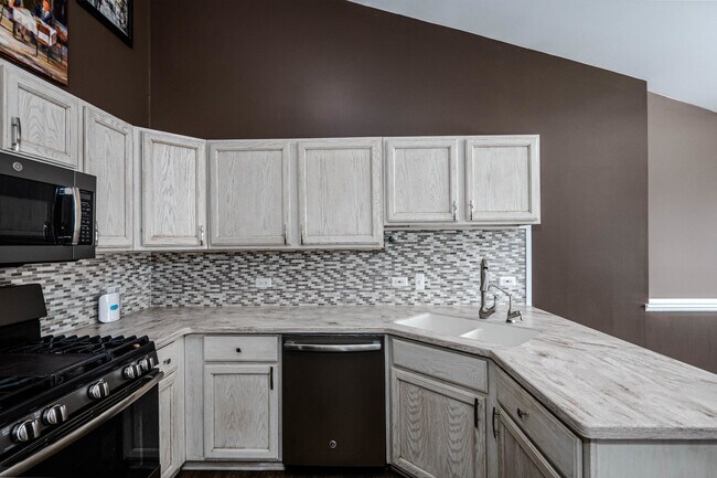 Building Photo - 226 E Conley Dr