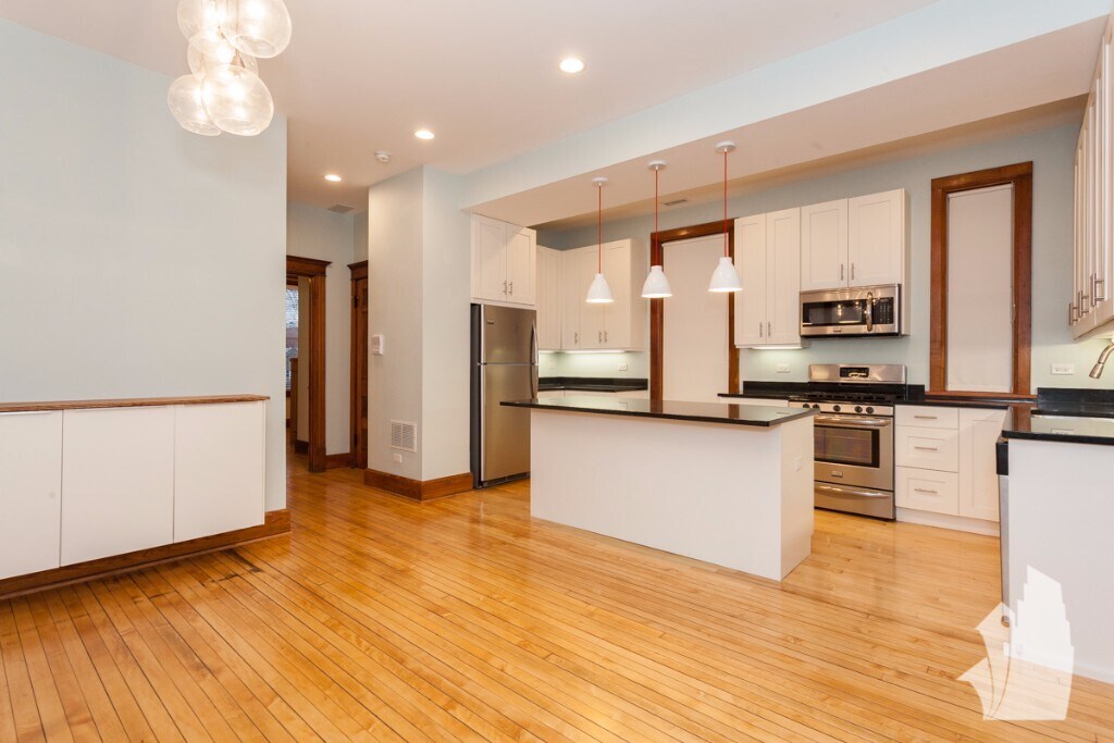 Building Photo - 2139 N Oakley Ave