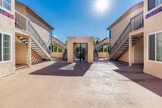 Building Photo - 1202 Donax Ave