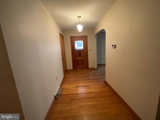 Building Photo - 404 S Coldbrook Ave