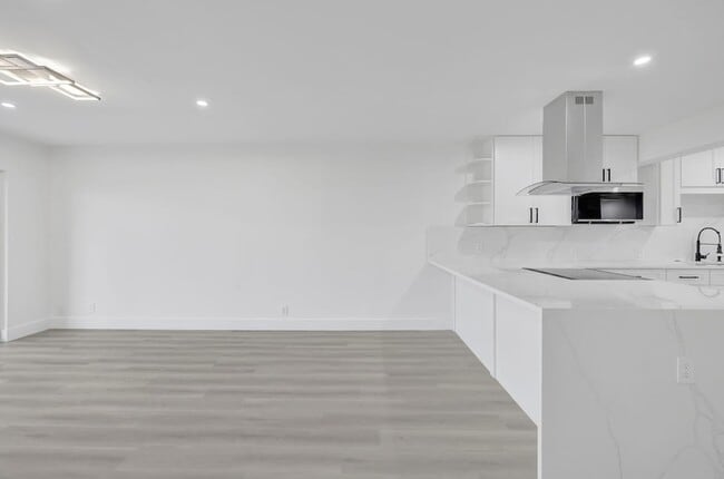 Building Photo - 3050 N Palm Aire Dr