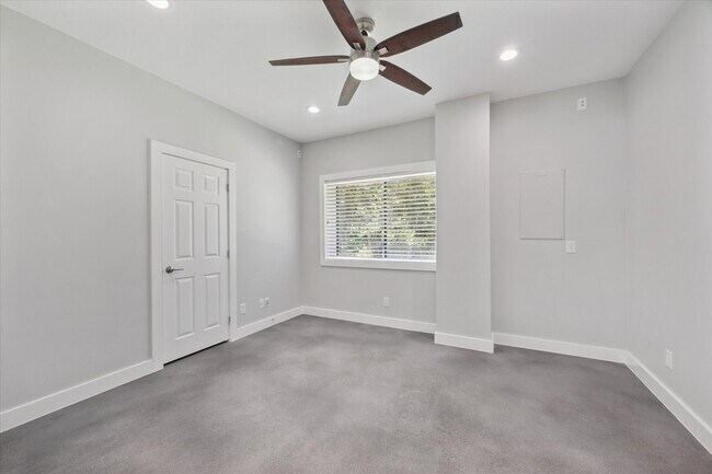 Building Photo - 1425 Oak Hollow Dr