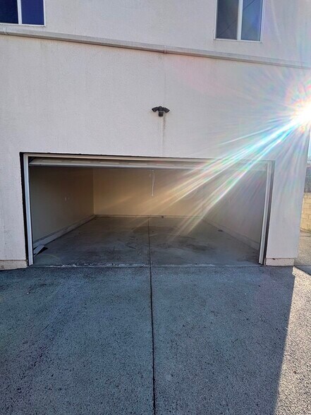 Building Photo - 335 E 69th St