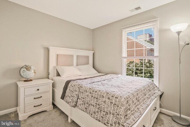 Building Photo - 2430 Garnett Dr