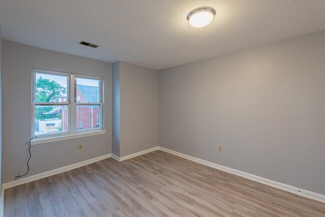 Building Photo - 104 N Graham