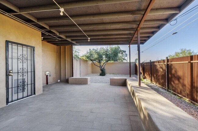 Building Photo - 941 E Edison St