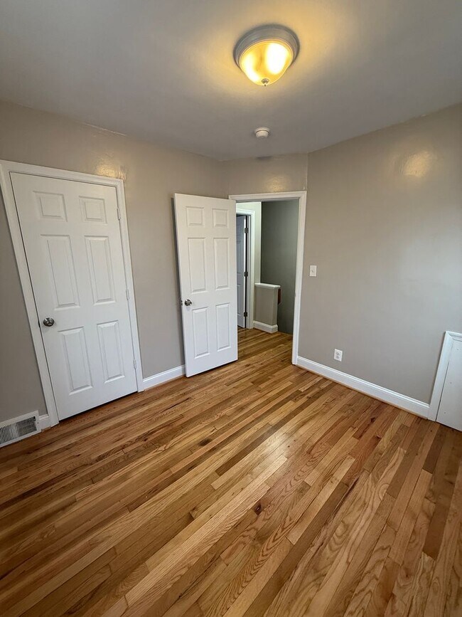 Building Photo - 3 Bedroom 1 Bath House