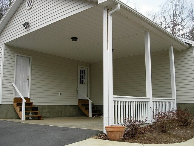 Building Photo - Swannanoa Rental! 6 or 12 month lease options!