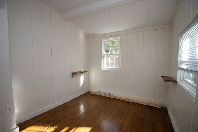 Building Photo - 3 Bedroom, 2.5 Bathroom in Shandon - The F...