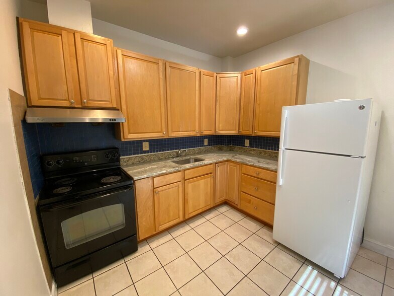 Building Photo - 527 Oldham St