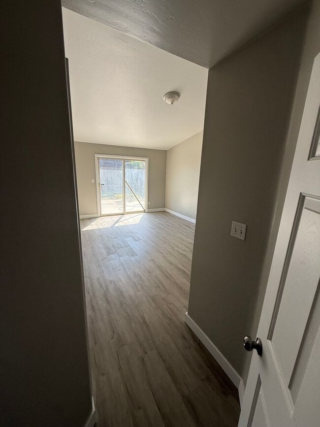 Building Photo - Spacious 4-Bedroom Home in Southwest Bakersfield