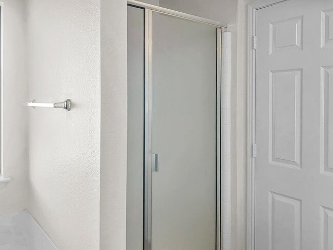 Building Photo - Spacious 1 Story Home!