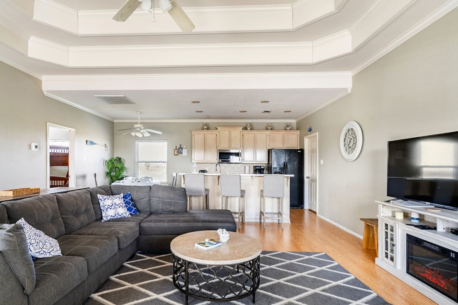 Building Photo - 3229 Castle Dr