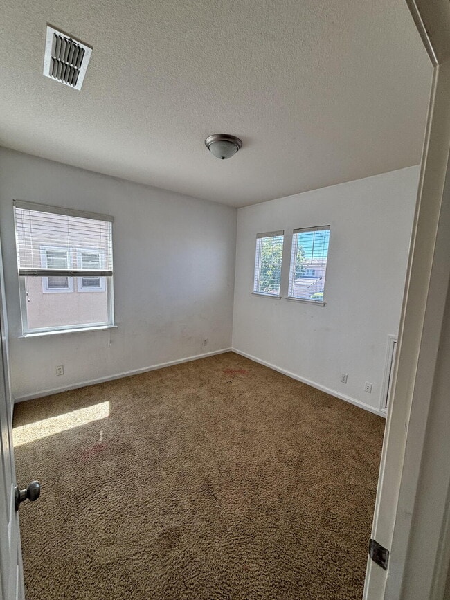 Building Photo - 1247 Jewel Flower Dr