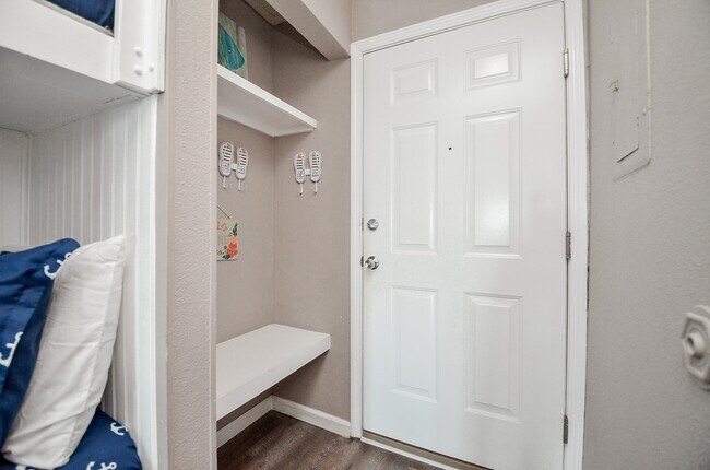 Building Photo - 6102 Seawall Blvd