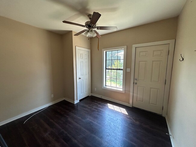 Building Photo - 2208 Cumberland Ave