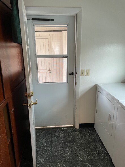 Building Photo - 38850 Pleasant St