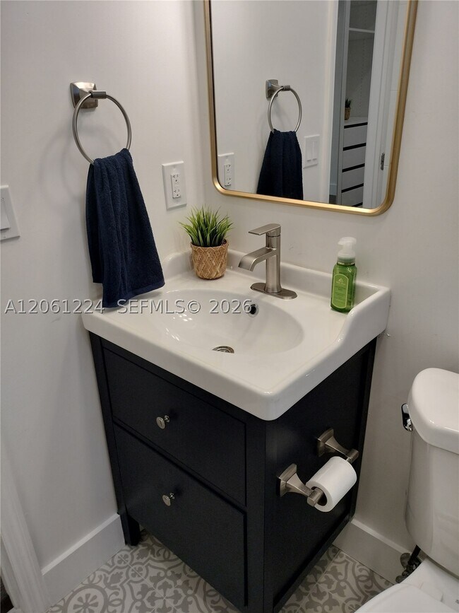 Building Photo - 2700 SW 28th Ct