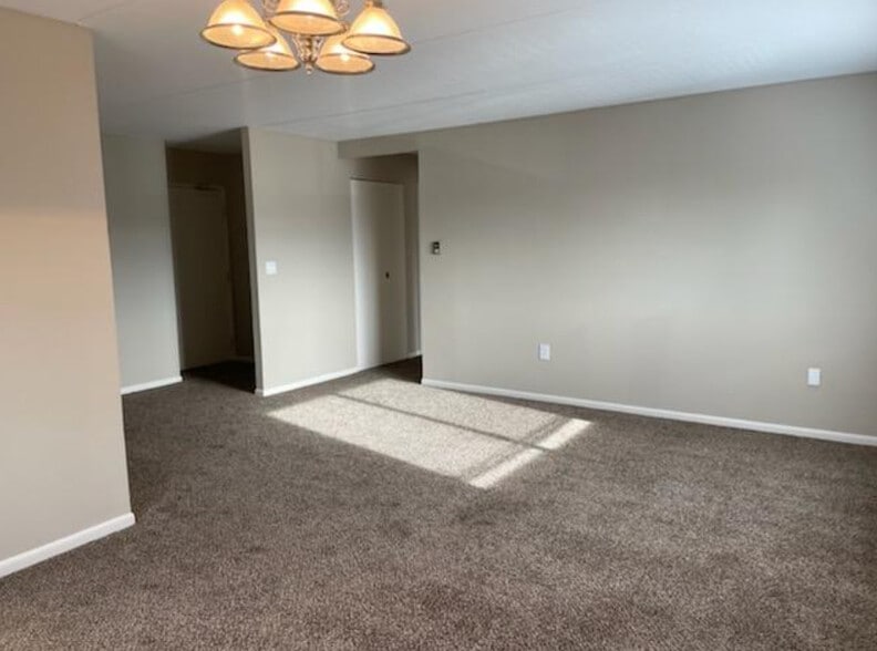 1 BD, 1 BA (700sqft) - Living Room - Jefferson Arms Apartments