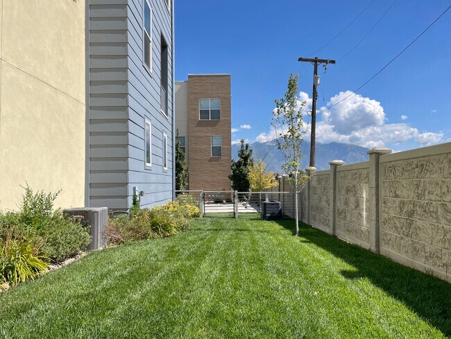 Building Photo - Gorgeous Townhome in South Jordan!