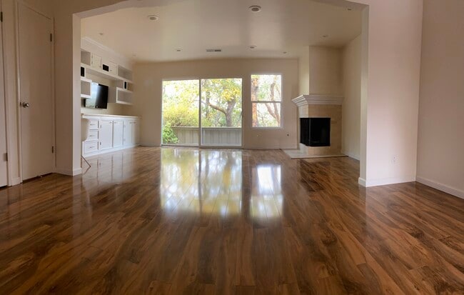 Building Photo - 5 Oak Crest Ct