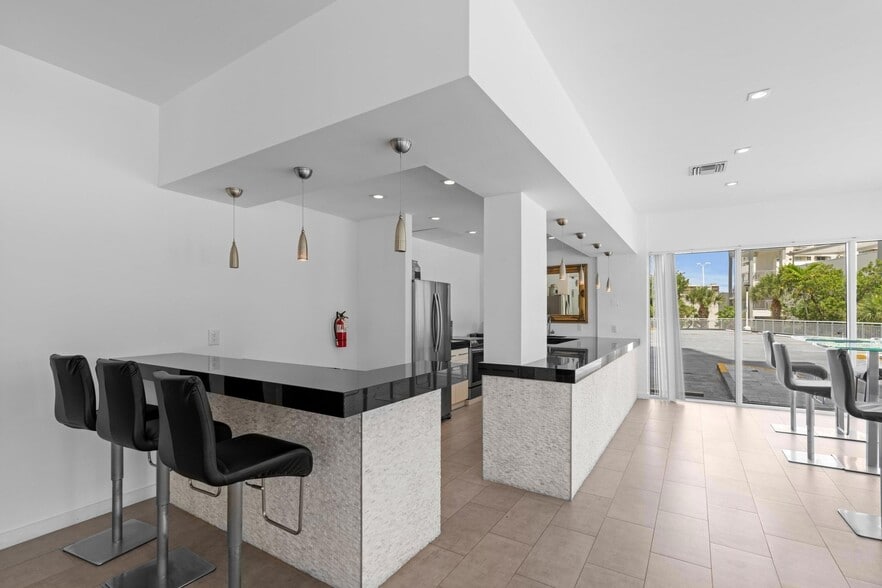 Building Photo - 2841 N Ocean Blvd