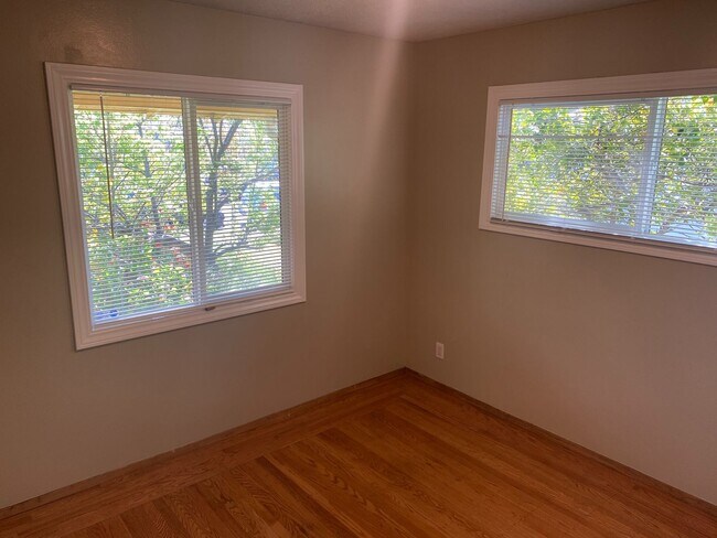 Building Photo - Stunning Three Bedroom House W/ Two Car Garage & Backyard!!