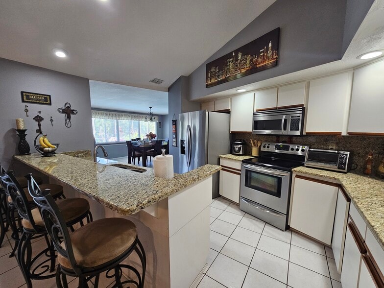 Building Photo - 2210 Bayou Dr