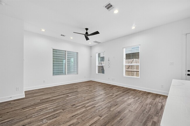 Building Photo - 1070 Mansfield St