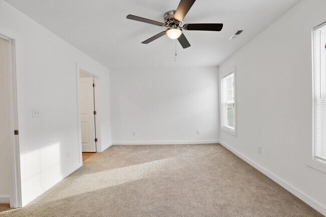 Building Photo - Large 3 story townhome near beach with com...
