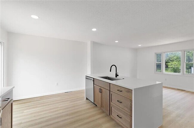 Building Photo - 804 S Montclaire Dr
