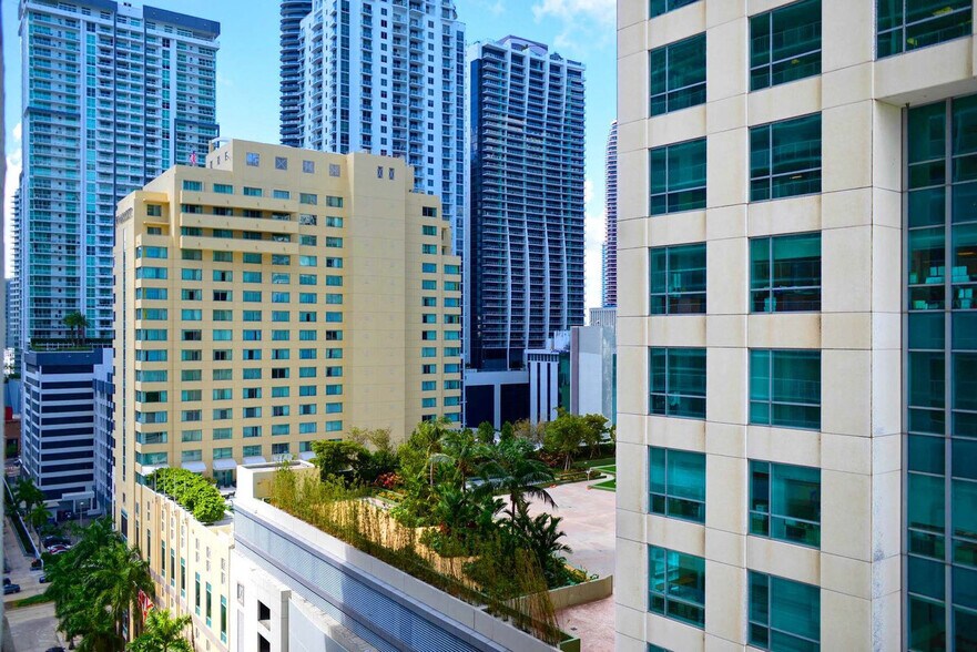 Building Photo - 1200 Brickell Bay Dr