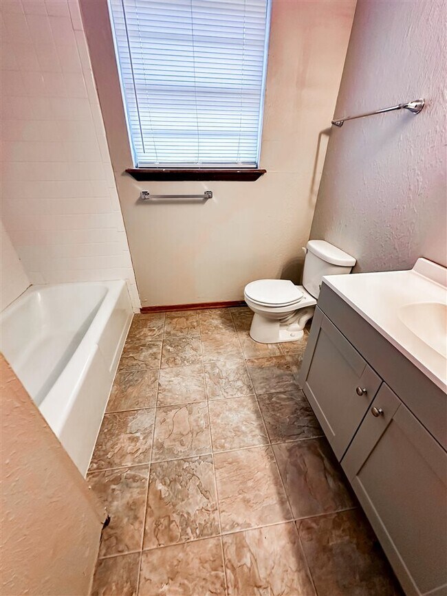 Building Photo - 6910 SW Forest Ave