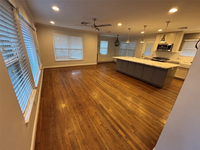 Building Photo - 10313 Shadow Oaks Dr