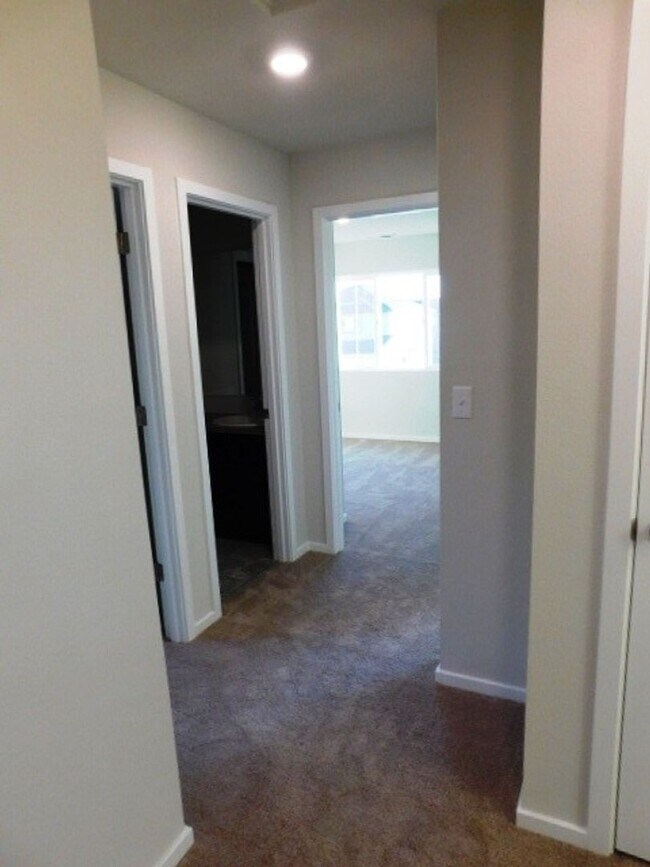 Building Photo - 4Bd/2.5 Ba Two Story Home - Available to View!