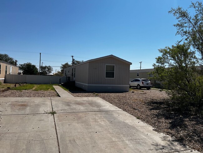 Building Photo - Charming 3-Bedroom Home with Fenced Yard