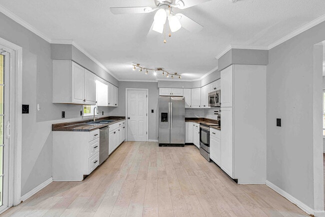 Building Photo - 203 Pineview Rd