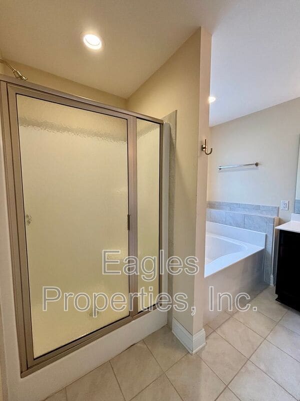Building Photo - 114 Quail Hollow Dr
