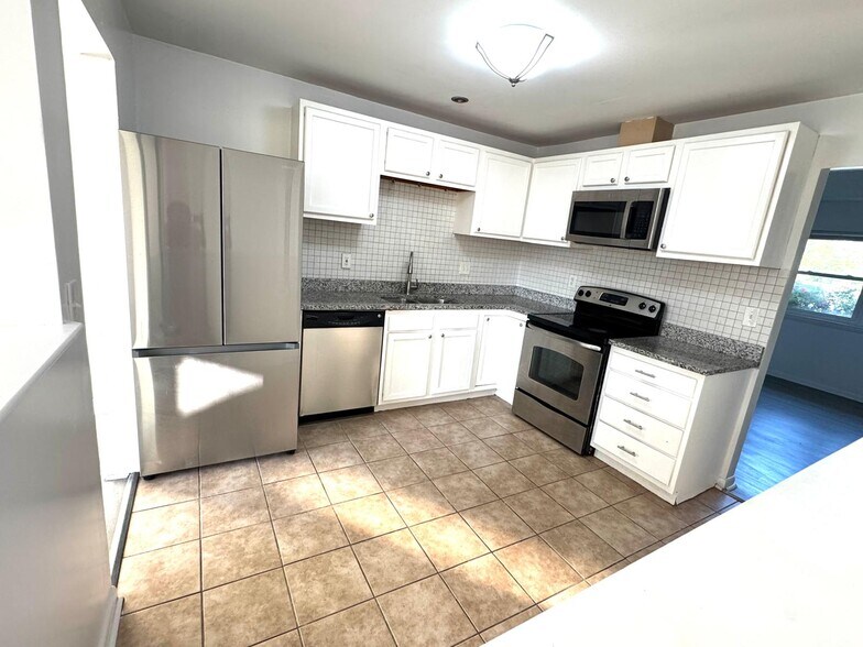Building Photo - 725 Alder Cir