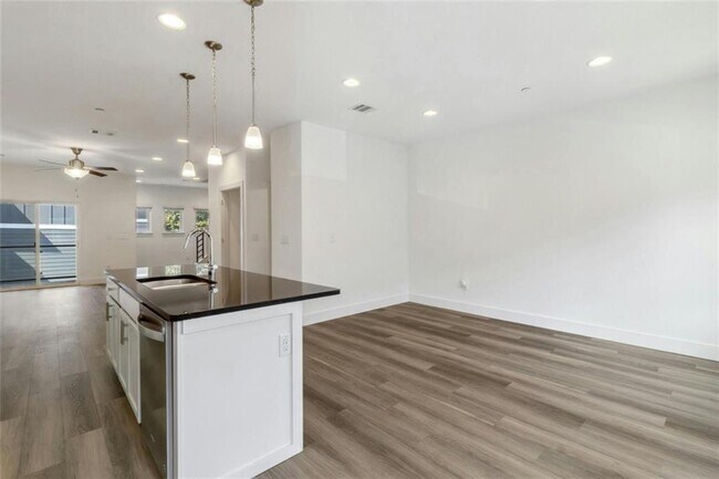 Building Photo - 7205 Bassett Ct