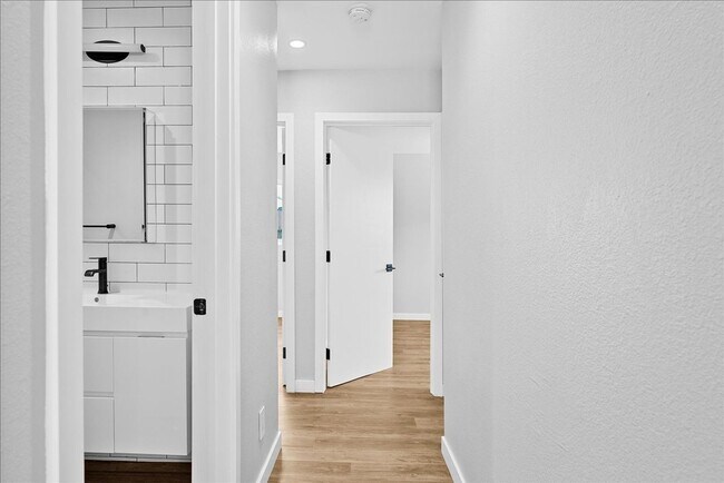 Building Photo - 941 Normandie Ave