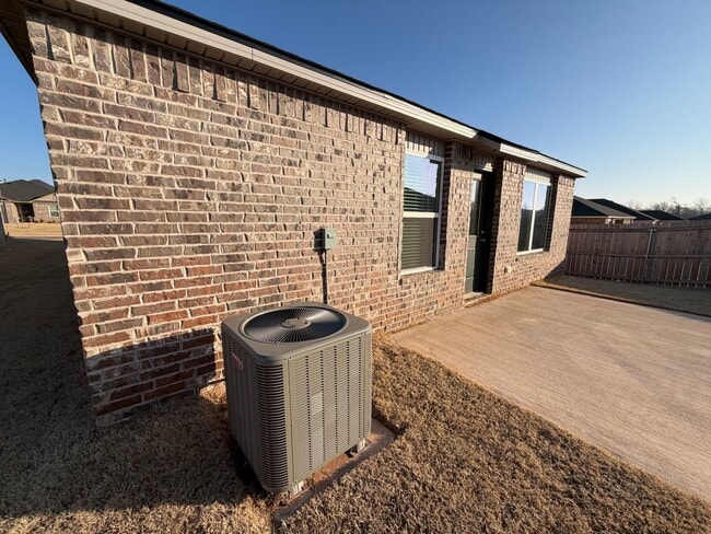 Building Photo - New Neighborhood Home - Edmond Schools