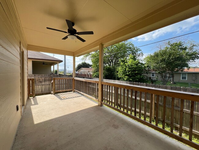 Building Photo - Luxury 3/2 Duplex in Seguin, Texas