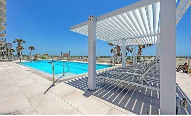 Building Photo - 2425 Gulf of Mexico Dr
