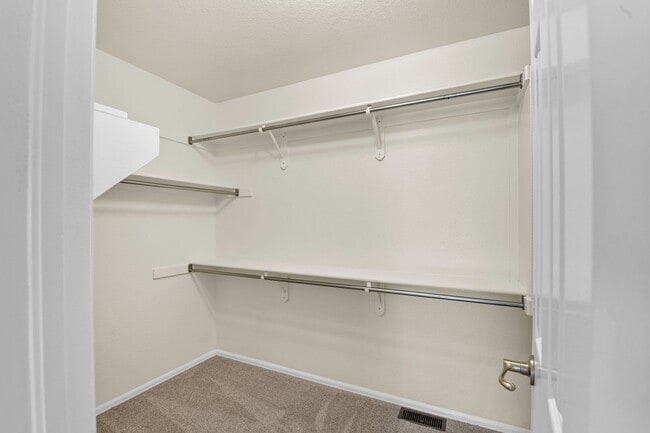 Building Photo - Beautiful home with 5 bedrooms, 3 1/2 bathrooms, 3-car garage available now!