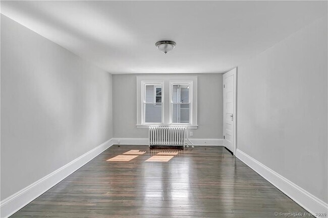 Building Photo - 2065 Barnum Ave