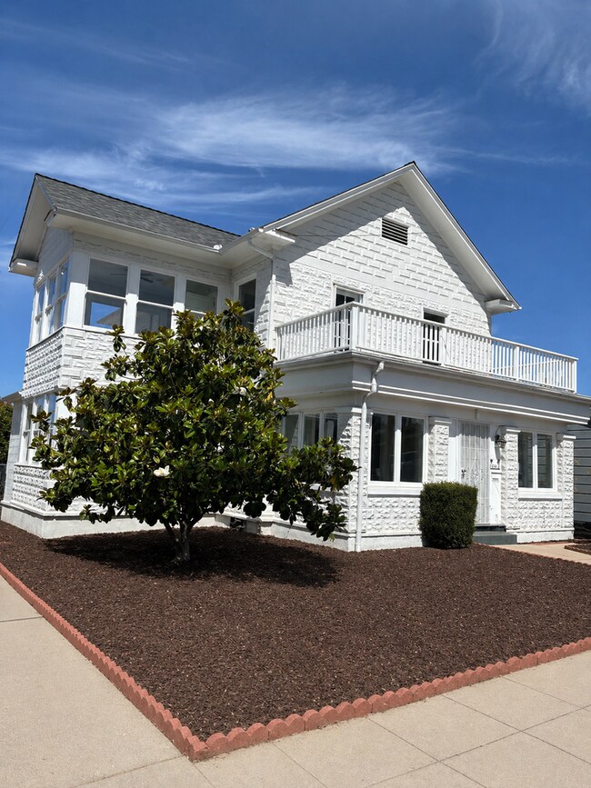 Building Photo - 4874-4876 Palm Avenue
