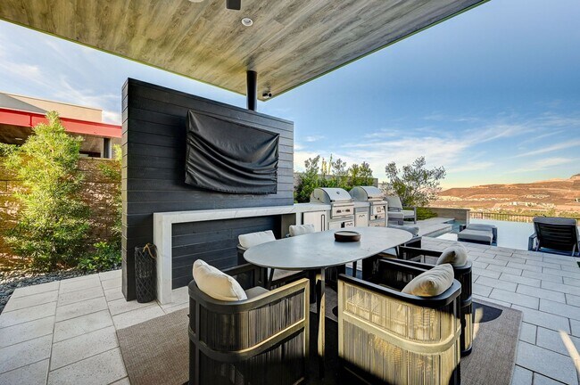 Building Photo - Amazing Golf Course and Las Vegas Valley V...