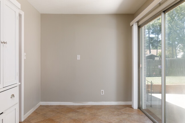 Building Photo - 606 Hilliard Dr